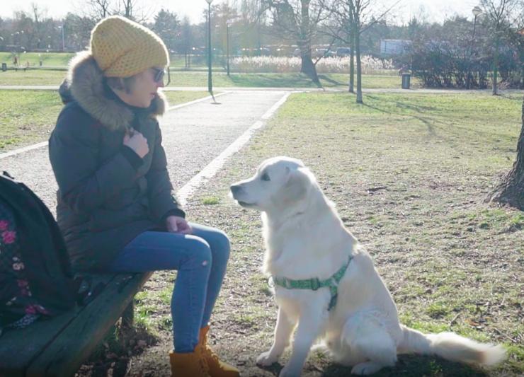 Ania bawiąca się z psem